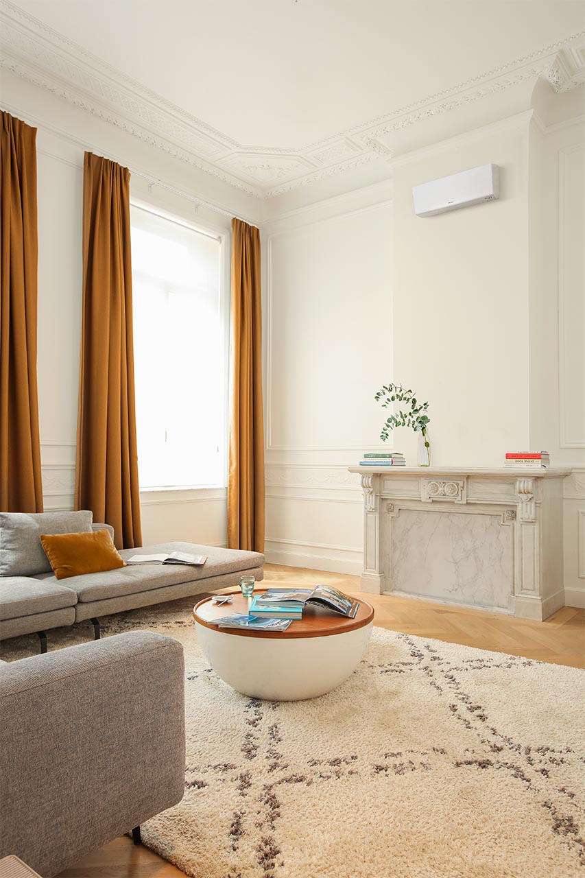Potencia superior para salones, oficinas y espacios amplios Este modelo está diseñado para climatizar estancias donde un equipo de menor capacidad podría quedarse corto. Su potencia de 4,2 kW en frío permite refrescar el ambiente con rapidez y mantener una temperatura estable incluso en días de calor intenso.  En modo calefacción, su capacidad de 5,4 kW ofrece una respuesta muy eficaz para aportar calor en invierno o durante los meses de entretiempo. Esto lo convierte en una solución muy completa para quienes buscan un solo equipo capaz de ofrecer frío eficiente en verano y calor confortable en invierno.  Es una opción muy adecuada para salones amplios, comedores, oficinas, despachos grandes y estancias principales donde se necesita mayor capacidad de climatización.